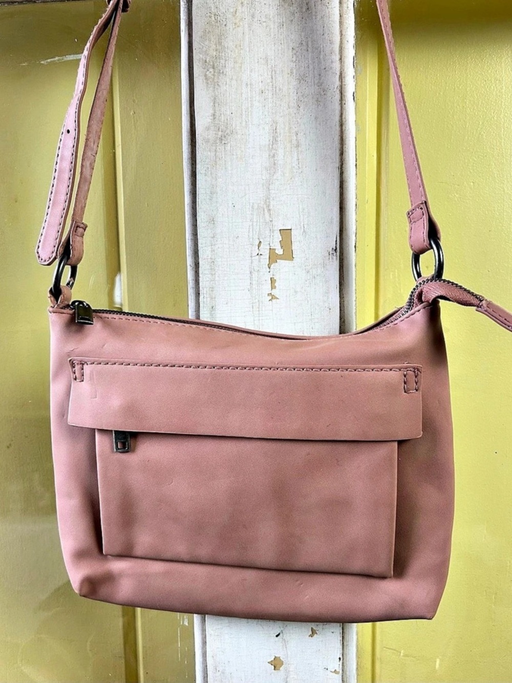 Universal Thread Crossbody Bag in Pink